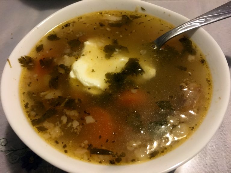 ciorba, gata de servit, cu o lingură de smântână